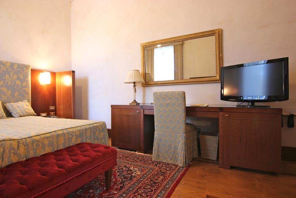 Zimmer mit Queensize-Bett und Whirlpool-Badewanne
